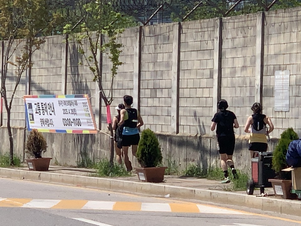 26일 오후 4시10분께 동두천에서 열린 ‘제11회 국제 트레일러닝 대회’에 약 2200명의 국내외 러너들이 참가해, 왕방산·어등산·천보산 등 동두천의 수려한 산악 임도를 따라 열띤 경주를 펼쳤다.(사진=오기춘 기자)