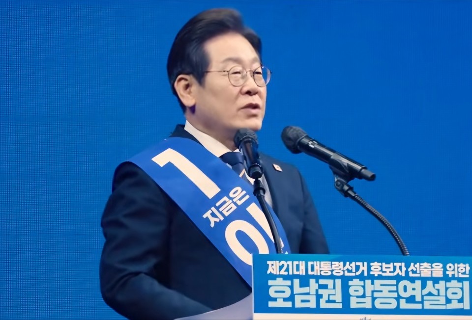 이재명 더불어민주당 대선 후보가 27일 당 대선후보 수락 연설을 통해 “내란과 퇴행을 극복하고, 국민통합과 경제회복을 이끄는 ‘진짜 대한민국’을 만들겠다”고 선언했다. (사진=강유정 이재명 대선 후보 대변인 페이스북)