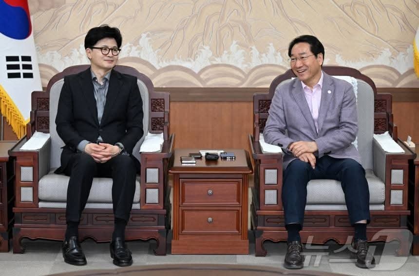 국민의힘 대통령 경선 후보인 김문수 후보와 한동훈 후보가 27일 오전 일요일임에도 인천시청을 찾아 유정복 인천시장을 만나 회동했다. (사진=유정복 인천시장 페이스북)