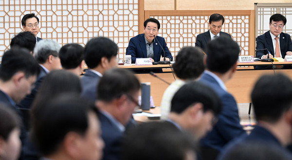 유정복 인천광역시장이 28일 시청 대회의실에서 열린 '2025년 4월 확대간부회의'에서 참석자들과 토론을 하고 있다. (사진제공=인천시)