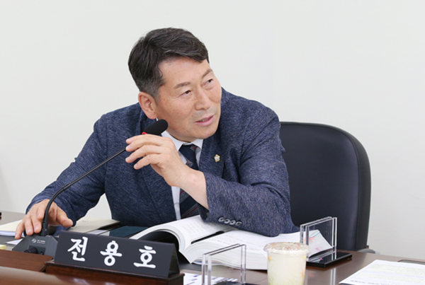 전용호 남동구의회 의원(국민의힘)이 제303회 임시회 제1회 추가경정예산안 심사에서 도시재생과의 기부채납 성과를 격려하고, 주민 생활밀착형 예산 반영에 주력했다.​