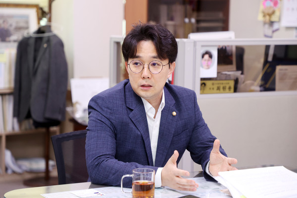 최원용 수원시의원(국민의힘)이 본지와의 인터뷰에서 수원시 망포역 복합개발 사업 예정지 등 이 지역 교통문제를 집중적으로 지적했다. 최원용 의원이 중앙신문과 인터뷰에서 지역 현안과 의정 활동 성과에 대해 설명하고 있다. (사진제공=수원시의회)