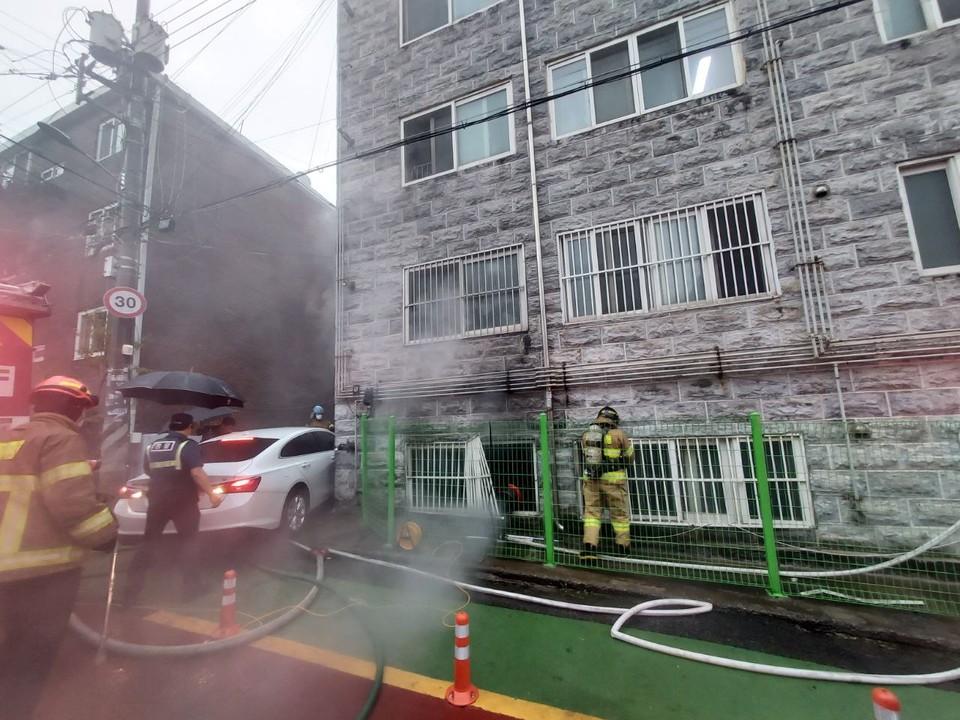1일 오전 11시33분께 수원시 팔달구 고등동의 한 지상 3층짜리 다세대주택 지하세대에서 불이 나 화재세대 내부 일부를 태우고, 신고를 받고 출동한 소방당국에 의해 약 19분 만인 오전 11시52분께 큰 불길이 잡혔다. (사진제공=경기도소방재난본부)