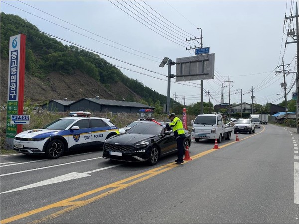 경기북부경찰청은 2일 오후 1시30분부터 3시30분까지 13개 경찰서와 고속도로순찰대에서 경찰 126명 및 순찰차 51대를 동원, 식당·유흥가 주변과 고속도로 IC 등 주요 도로에서 음주운전 동시 단속을 벌여 총 11건을 적발했다. (사진제공=경기북부경찰청)