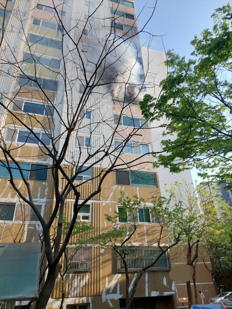 3일 오후 5시11분께 안산시 단원구 신길동의 한 아파트 6층 세대에서 불이 나 90대 아파트 거주자 1명이 온몸에 화상을 입는 부상을 입고 인근 병원으로 긴급이송됐다. (사진제공=경기도소방재난본부)