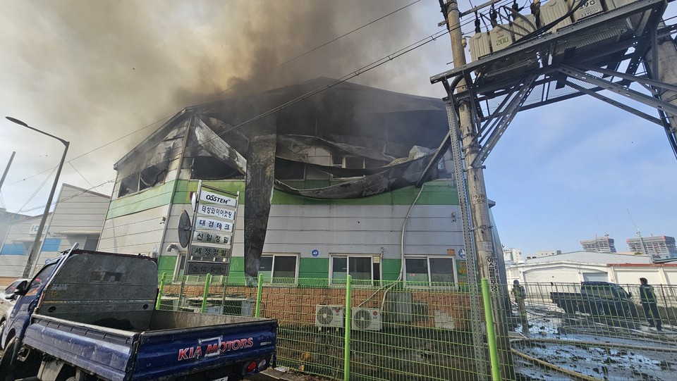4일 오전 8시56분께 군포시 당정동에 위치한 금속가공공장에서 불이 났다. (사진제공=경기도소방재난본부)