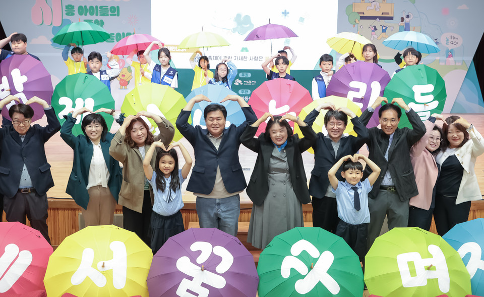 임병택 시장과 오인열 시흥시의회 의장이 어린이날을 축하하고 있다. (사진제공=시흥시)