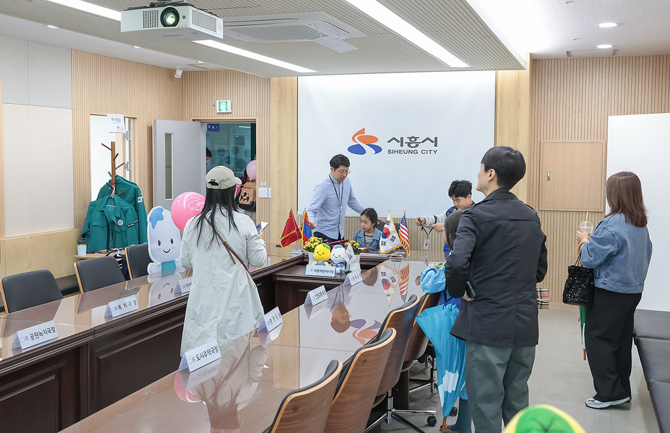 시흥시청 다슬방에서 공무원 체험을 하는 어린이들. (사진제공=시흥시)