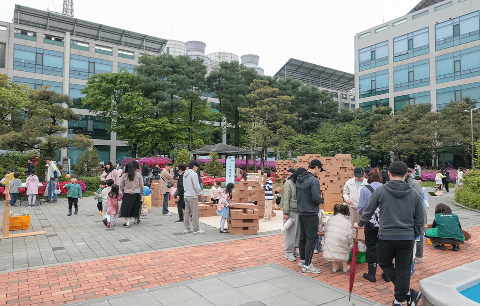 시청 뒤뜰 우주별 놀이터에서 나무블럭쌓기 하는 아이들. (사진제공=시흥시)
