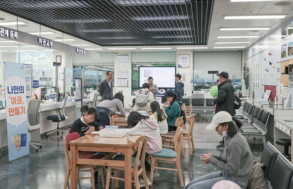 민원여권과에서 나만의 여권만들이 체험 중인 어린이들. (사진제공=시흥시)