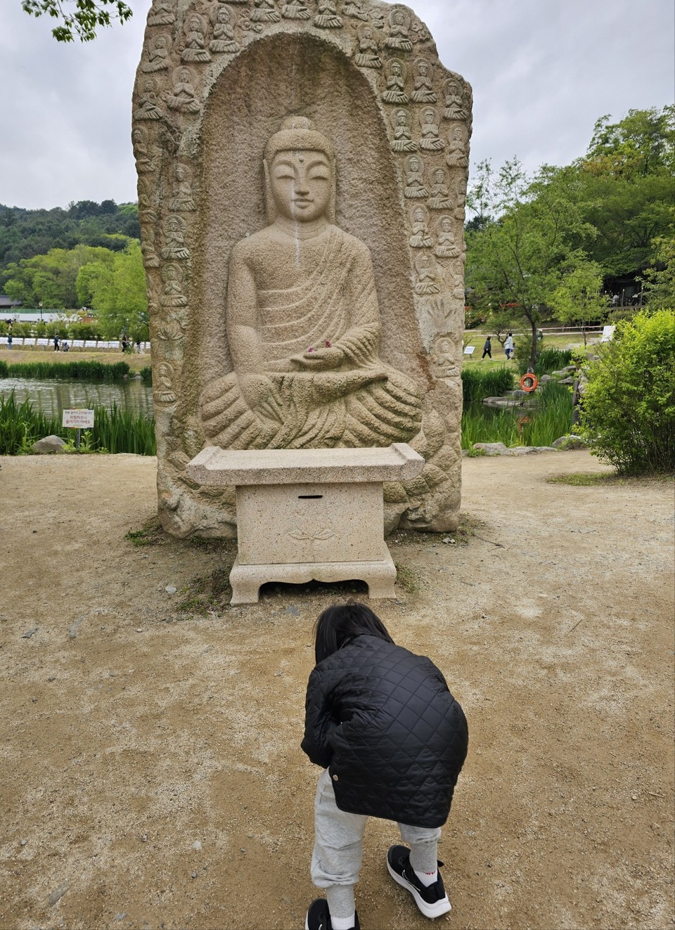 부처님오신날과 어린이날이 겹친 5일 11시께, 남양주시 진접읍에 소재한 대한불교조계종 제25교구 본사 봉선사에서 봉축 법요식이 열린 가운데 가족들과 함께 봉선사를 찾은 한 어린이가 경내의 불상 앞에서 부처님께 기도를 올리고 있다. (사진=이건구 기자)