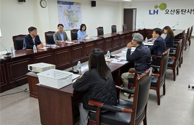 경기도가 장기간 미매각 상태로 방치된 공공시설용지 해소에 본격 착수했다. 최근 37개 지구를 점검한 결과, 전체 150곳 중 148곳이 여전히 매각되지 않은 것으로 확인됐다. 사진은 미매각 공공시설용지 점검회의 모습. (사진제공=경기도)