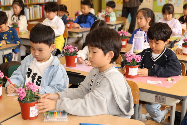 인천환경공단이 어버이날을 맞아 지역 초·중학생을 대상으로 자원순환과 효의 의미를 함께 되새기는 특별한 환경교육을 진행했다. (사진제공=인천환경공단)