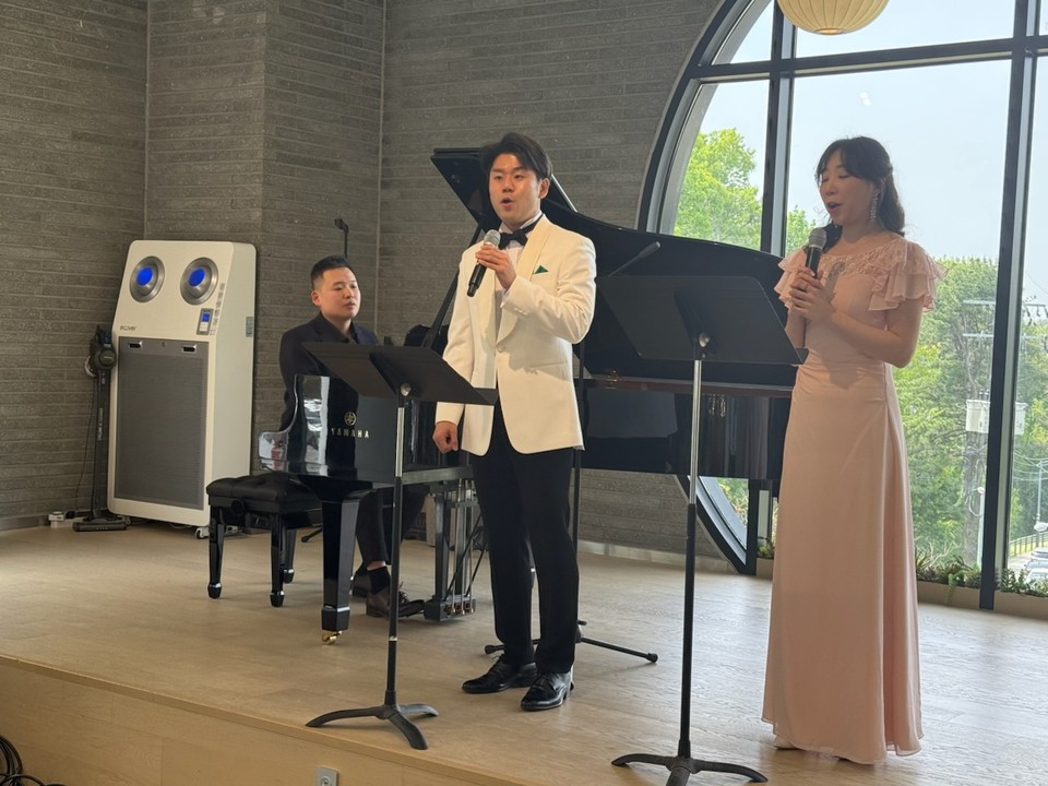 평택지역에 자연뷰와 함께 편안한 휴식을 즐길 수 있는 대형베이커리 프리퍼(PREFER) 카페가 어버이날을 맞아 '힐링음악회”'를 개최해 훈훈함을 주었다. (사진=김종대 기자)