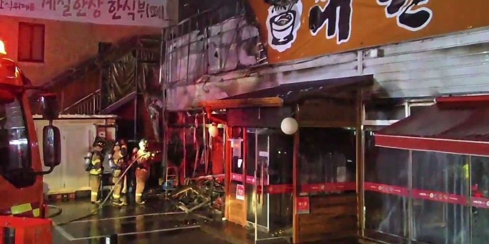 9일 오전 1시10분께 평택시 진위면 갈곶리의 한 중식당에서 화재가 발생해 경량철골조로 된 식당 일부를 태우고 신고를 받고 출동한 소방당국에 의해 약 2시간7분 만인 오전 3시17분께 모두 진화됐다. (사진제공=경기도소방재난본부)