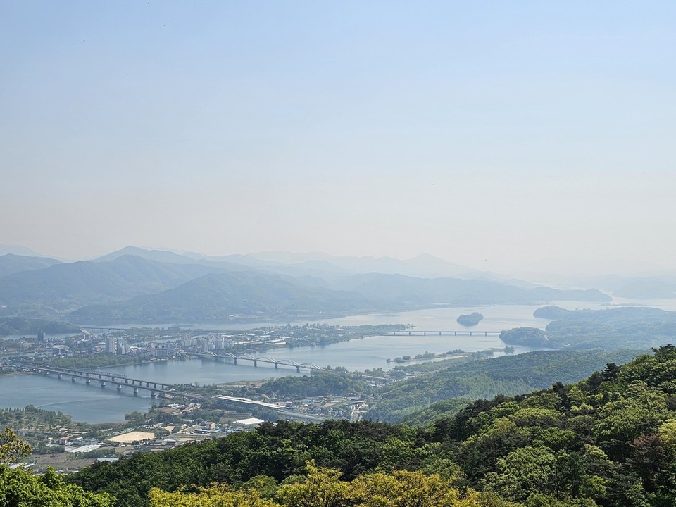 8일 목요일부터 14일 수요일까지 7일 동안 서울·인천·경기 등 수도권 지역은 주말을 중심으로 맑은 날씨가 이어지겠고, 그 외에는 구름 많거나 흐릴 전망이다. 사진은 남양주 수종사에서 내려다 본 양평 두물머리 전경. (사진=이건구 기자)