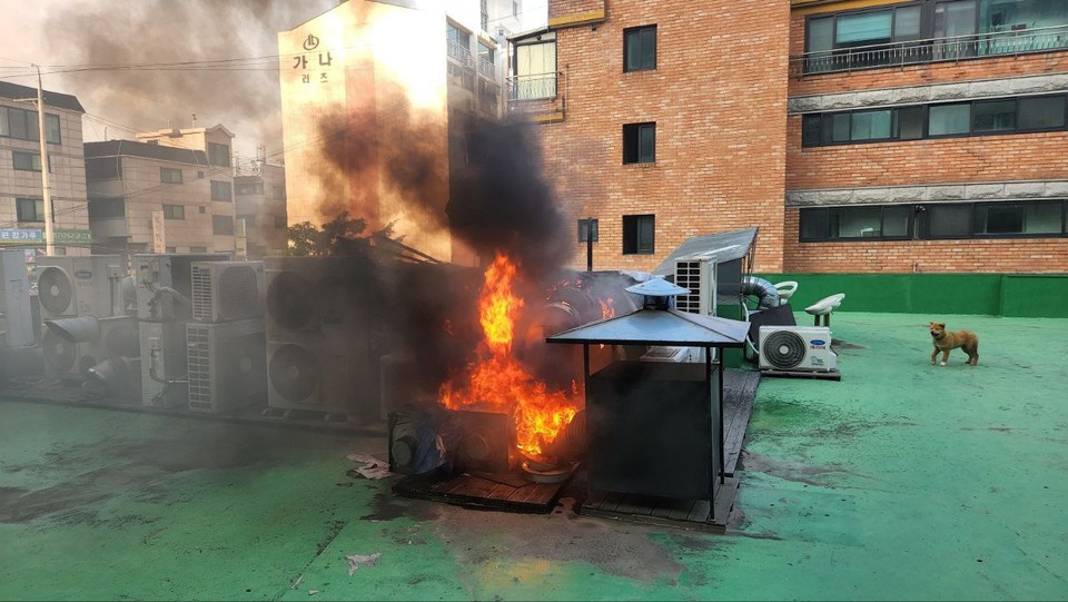 성남의 한 음식점 주방 덕트에서 불이 나 옥상까지 번졌다가 큰 피해 없이 진화됐다. (사진제공=경기도소방재난본부)