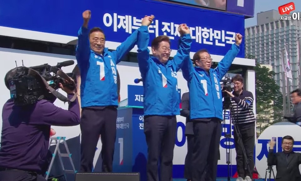 더불어민주당은 12일 제21대 대통령선거 공식 선거운동 시작일에 맞춰 '회복·성장·행복'이라는 3대 비전을 담은 10대 정책공약을 발표했다. 사진은 이날 오전 개최됐던 광화문 선거 출정식. (사진=델리민주)
