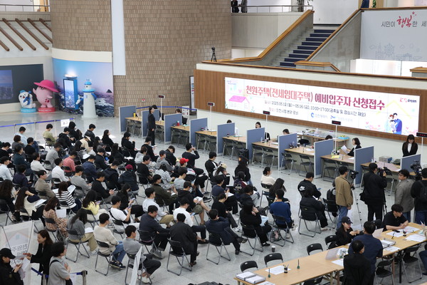 인천도시공사가 오는 16일까지 5일간 하루 1000원(월 3만원)의 임대료로 최대 6년간 거주 가능한 ‘천원주택 전세임대주택’ 500세대에 대한 예비입주자 신청을 받는다. 사진은 천원주택 접수현장. (사진제공=인천도시공사)