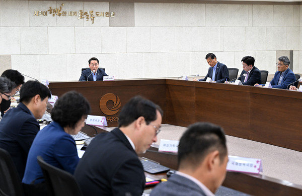유정복 시장이 13일 시청 영상회의실에서 열린 5월 간부회의에서 주요 현안을 논의하고 있다. (사진제공=인천시)