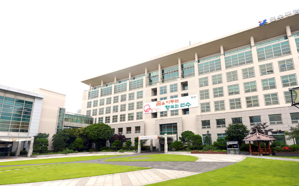인천 연수구가 서구 공동주택 전기차 화재 사고로 인한 구민들의 불안감 확산에 따라 지역 내 위험요소 사전 제거를 위한 자체적인 종합 대책을 마련해 본격적인 실행에 나섰다. 사진은 연수구청 전경. (사진제공=연수구청)