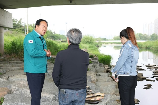 이권재 오산시장이 오산천에서 발생한 어류 폐사 제보에 “즉시 대응했다”고 밝혔다. (사진=이권재 오산시장 페이스북)