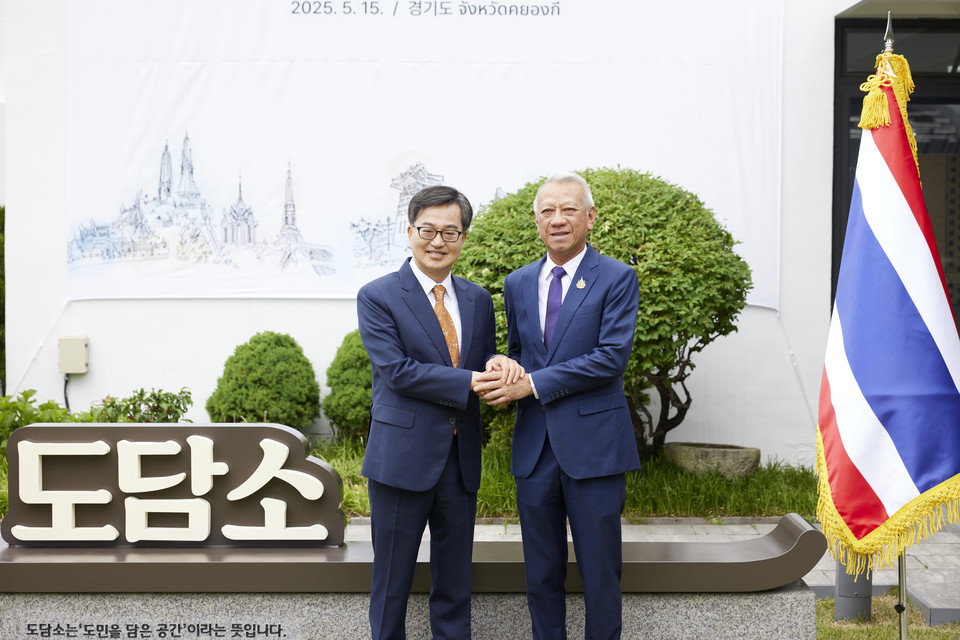 15일 오후 도담소에서 김동연 경기도지사(왼쪽)가 피팟 라차낏쁘라칸 태국 노동부 장관과 기념촬영을 하고 있다. (사진제공=경기도)