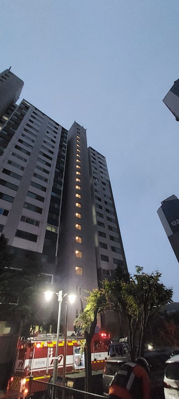 16일 오전 4시56분께 수원시 영통구의 한 20층짜리 아파트 14층 세대에서 불이 나 화재세대 일부를 태우고, 신고를 받고 출동한 소방당국에 의해 약 23분 만인 오전 5시19분께 모두 진화됐다. (사진제공=경기도소방재난본부)