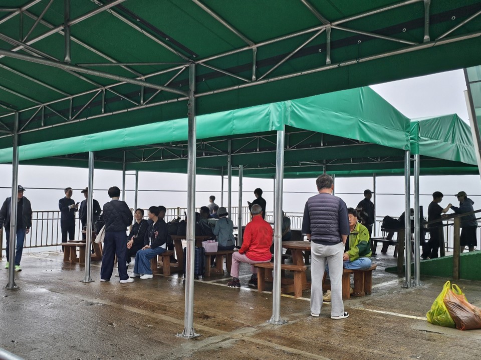 16일 오전 9시19분께 안산시 단원구 방아머리항 여객선터미널에서 바다에 낀 짙은 안개로 인해 여객선이 결항되자 여행객들이 매표소 인근 야외 대기소에서 결항 해제를 기다리고 있다. (사진=김상현 기자)