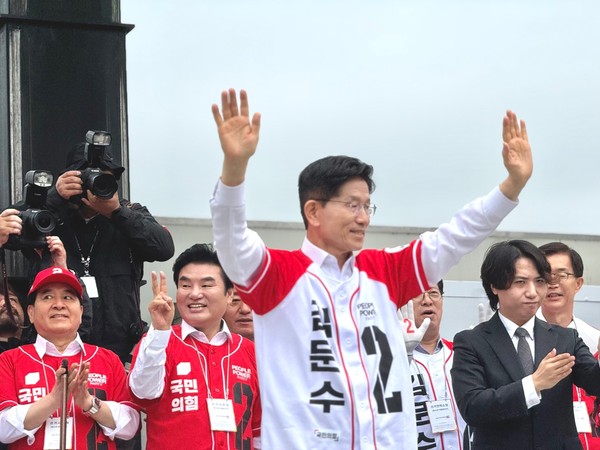 김문수 국민의힘 대선후보가 16일 오전 수원 지동시장 유세현장에서 지지자들에게 손을 흔들고 있다.&nbsp;(사진=순정우 기자)