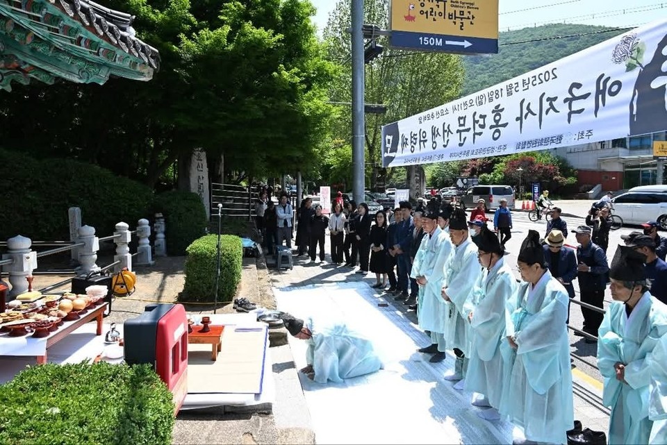 18일 오전 11시께 동두천시 소요산 추모비 앞에서 ‘애국지사 홍덕문 선생 위령제’가 엄숙하게 거행됐다. 이번 행사는 동두천문화원이 주최하고 성균관유도회 동두천시지부가 주관했으며, 동두천시가 후원했다. (사진=박형덕 동두천시장 페이스북)