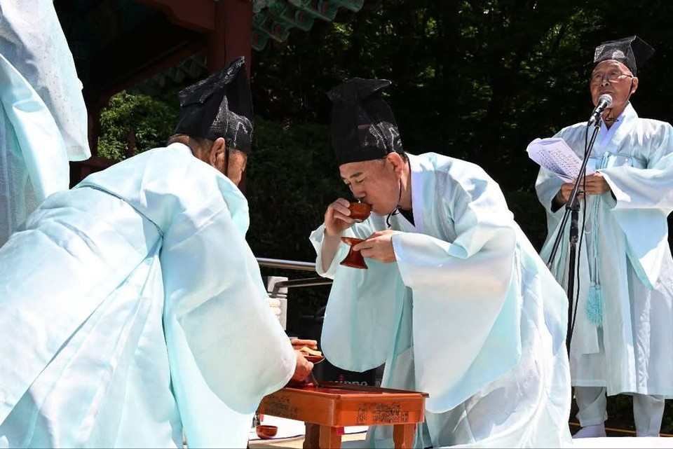 18일 오전 11시께 동두천시 소요산 추모비 앞에서 ‘애국지사 홍덕문 선생 위령제’가 엄숙하게 거행됐다. 이번 행사는 동두천문화원이 주최하고 성균관유도회 동두천시지부가 주관했으며, 동두천시가 후원했다. (사진=박형덕 동두천시장 페이스북)