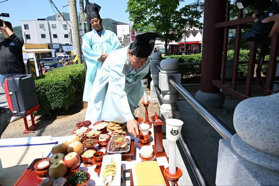 18일 오전 11시께 동두천시 소요산 추모비 앞에서 ‘애국지사 홍덕문 선생 위령제’가 엄숙하게 거행됐다. 이번 행사는 동두천문화원이 주최하고 성균관유도회 동두천시지부가 주관했으며, 동두천시가 후원했다. (사진=박형덕 동두천시장 페이스북)