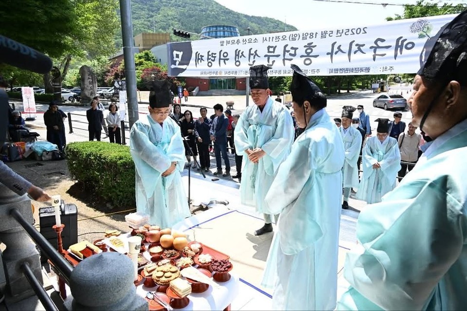 18일 오전 11시께 동두천시 소요산 추모비 앞에서 ‘애국지사 홍덕문 선생 위령제’가 엄숙하게 거행됐다. 이번 행사는 동두천문화원이 주최하고 성균관유도회 동두천시지부가 주관했으며, 동두천시가 후원했다. (사진=박형덕 동두천시장 페이스북)