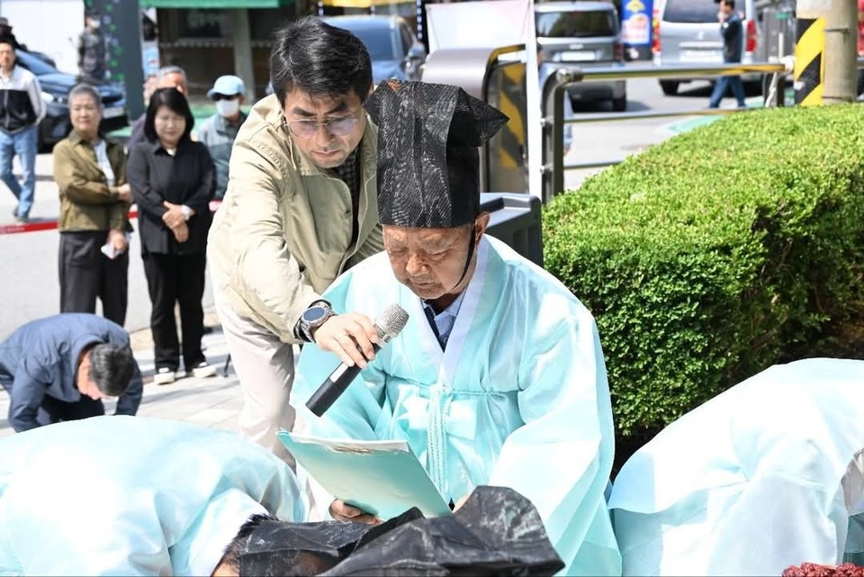 18일 오전 11시께 동두천시 소요산 추모비 앞에서 ‘애국지사 홍덕문 선생 위령제’가 엄숙하게 거행됐다. 이번 행사는 동두천문화원이 주최하고 성균관유도회 동두천시지부가 주관했으며, 동두천시가 후원했다. (사진=박형덕 동두천시장 페이스북)