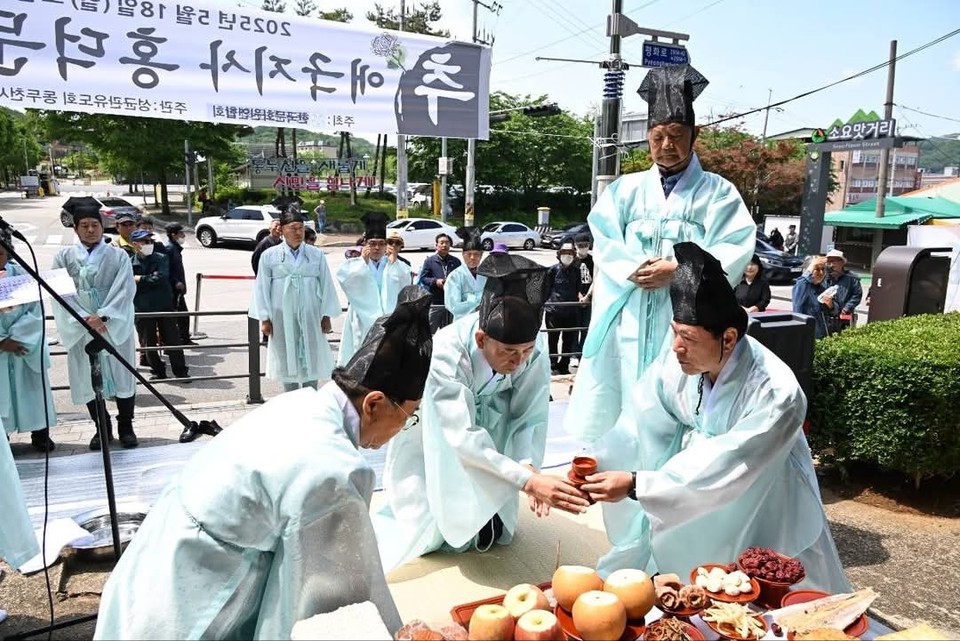 18일 오전 11시께 동두천시 소요산 추모비 앞에서 ‘애국지사 홍덕문 선생 위령제’가 엄숙하게 거행됐다. 이번 행사는 동두천문화원이 주최하고 성균관유도회 동두천시지부가 주관했으며, 동두천시가 후원했다. (사진=박형덕 동두천시장 페이스북)