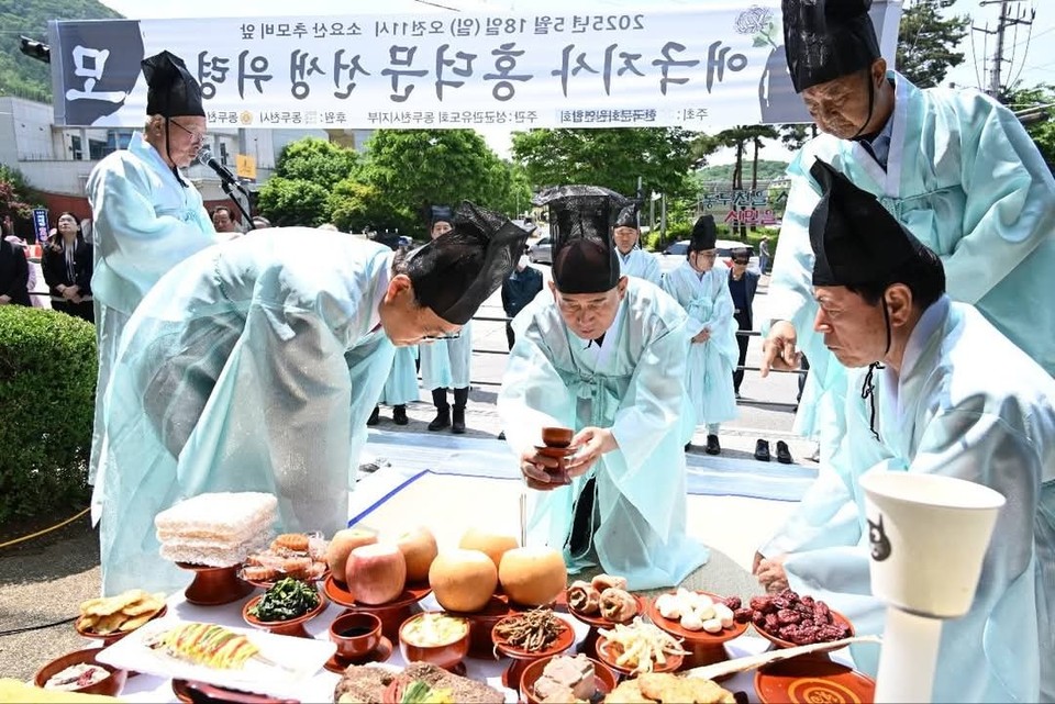 18일 오전 11시께 동두천시 소요산 추모비 앞에서 ‘애국지사 홍덕문 선생 위령제’가 엄숙하게 거행됐다. 이번 행사는 동두천문화원이 주최하고 성균관유도회 동두천시지부가 주관했으며, 동두천시가 후원했다. (사진=박형덕 동두천시장 페이스북)