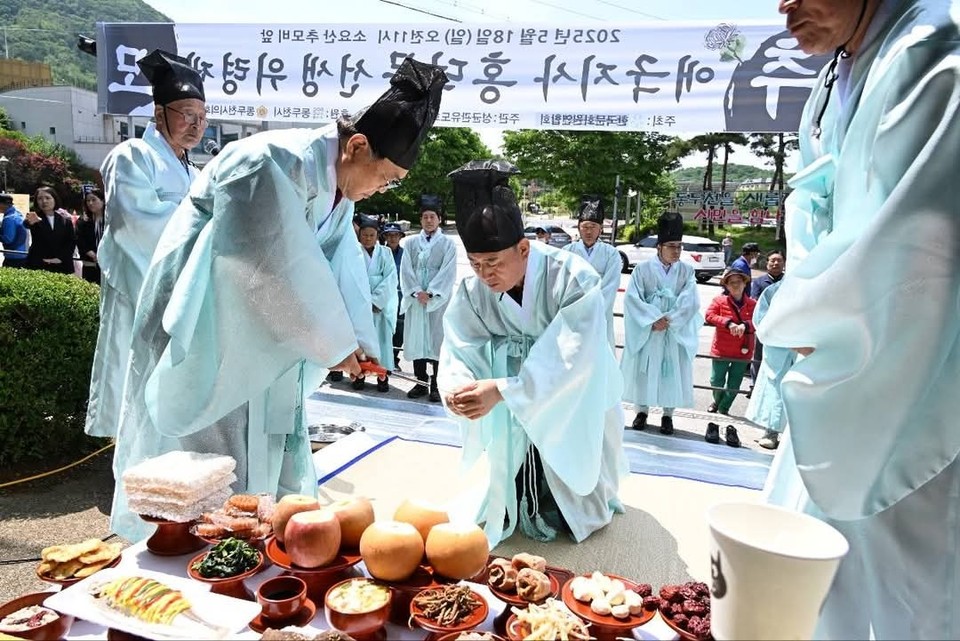 18일 오전 11시께 동두천시 소요산 추모비 앞에서 ‘애국지사 홍덕문 선생 위령제’가 엄숙하게 거행됐다. 이번 행사는 동두천문화원이 주최하고 성균관유도회 동두천시지부가 주관했으며, 동두천시가 후원했다. (사진=박형덕 동두천시장 페이스북)