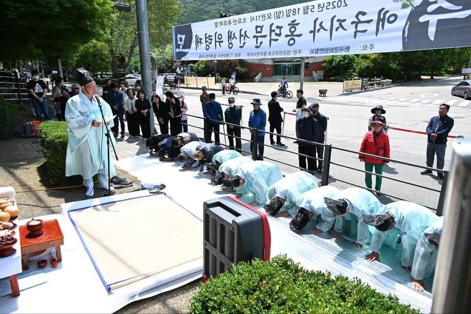 18일 오전 11시께 동두천시 소요산 추모비 앞에서 ‘애국지사 홍덕문 선생 위령제’가 엄숙하게 거행됐다. 이번 행사는 동두천문화원이 주최하고 성균관유도회 동두천시지부가 주관했으며, 동두천시가 후원했다. (사진=박형덕 동두천시장 페이스북)