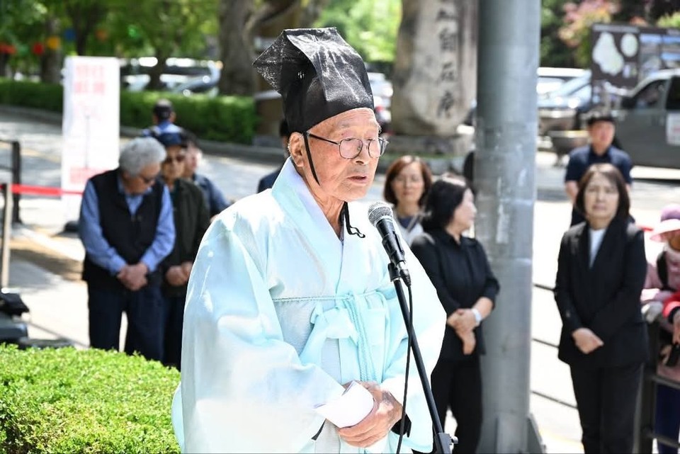 18일 오전 11시께 동두천시 소요산 추모비 앞에서 ‘애국지사 홍덕문 선생 위령제’가 엄숙하게 거행됐다. 이번 행사는 동두천문화원이 주최하고 성균관유도회 동두천시지부가 주관했으며, 동두천시가 후원했다. (사진=박형덕 동두천시장 페이스북)