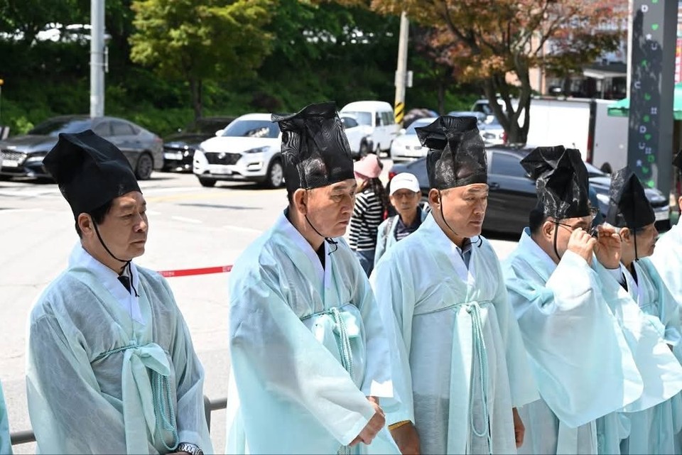 18일 오전 11시께 동두천시 소요산 추모비 앞에서 ‘애국지사 홍덕문 선생 위령제’가 엄숙하게 거행됐다. 이번 행사는 동두천문화원이 주최하고 성균관유도회 동두천시지부가 주관했으며, 동두천시가 후원했다. (사진=박형덕 동두천시장 페이스북)