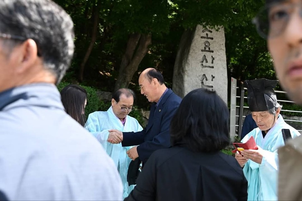 18일 오전 11시께 동두천시 소요산 추모비 앞에서 ‘애국지사 홍덕문 선생 위령제’가 엄숙하게 거행됐다. 이번 행사는 동두천문화원이 주최하고 성균관유도회 동두천시지부가 주관했으며, 동두천시가 후원했다. (사진=박형덕 동두천시장 페이스북)