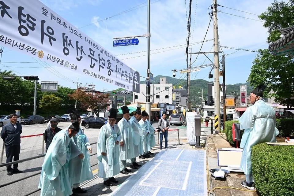 18일 오전 11시께 동두천시 소요산 추모비 앞에서 ‘애국지사 홍덕문 선생 위령제’가 엄숙하게 거행됐다. 이번 행사는 동두천문화원이 주최하고 성균관유도회 동두천시지부가 주관했으며, 동두천시가 후원했다. (사진=박형덕 동두천시장 페이스북)