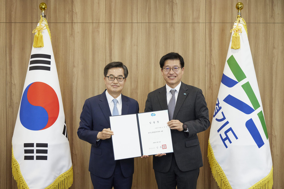 김동연 경기도지사가 19일 도청에서 김대순 신임 제21대 행정2부지사를 비롯한 신임 간부 4명에게 임용장을 수여하고 있다.