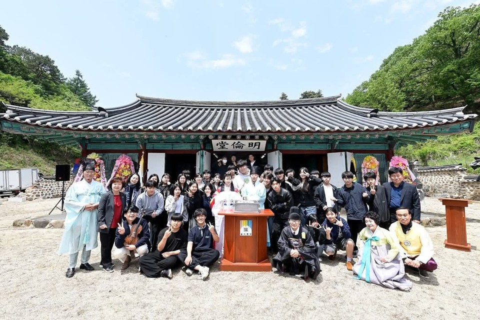 '제53회 성년의 날'을 맞은 19일 오전 10시30분 연천군 연천향교 명륜당에서 전통 성년례 기념행사가 열렸다. (사진=심상금 연천군의원 페이스북)