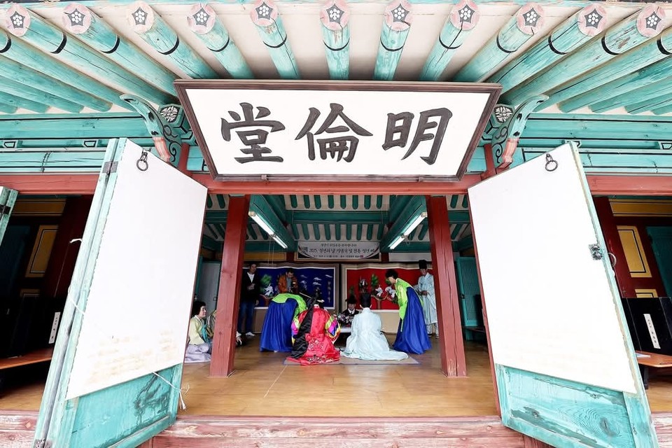 '제53회 성년의 날'을 맞은 19일 오전 10시30분 연천군 연천향교 명륜당에서 전통 성년례 기념행사가 열렸다. (사진=심상금 연천군의원 페이스북)