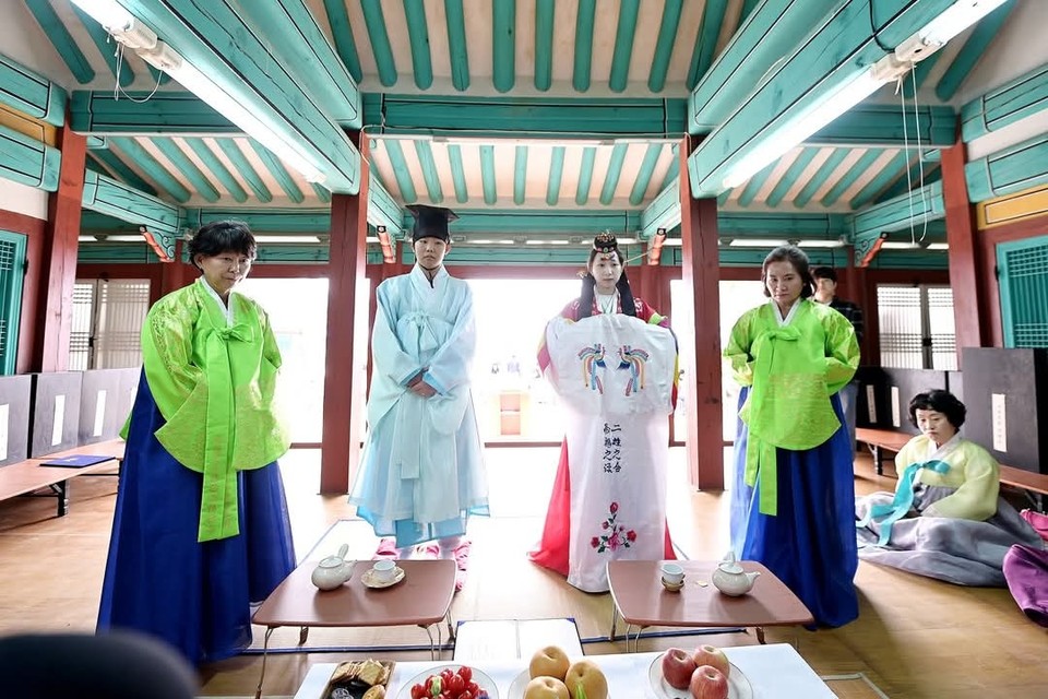 '제53회 성년의 날'을 맞은 19일 오전 10시30분 연천군 연천향교 명륜당에서 전통 성년례 기념행사가 열렸다. (사진=심상금 연천군의원 페이스북)