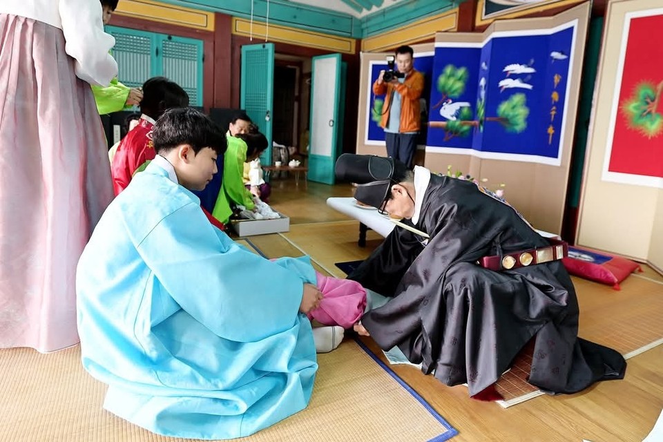 '제53회 성년의 날'을 맞은 19일 오전 10시30분 연천군 연천향교 명륜당에서 전통 성년례 기념행사가 열렸다. (사진=심상금 연천군의원 페이스북)