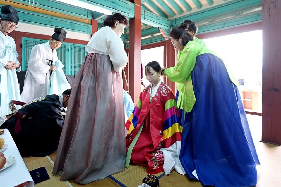 '제53회 성년의 날'을 맞은 19일 오전 10시30분 연천군 연천향교 명륜당에서 전통 성년례 기념행사가 열렸다. (사진=심상금 연천군의원 페이스북)