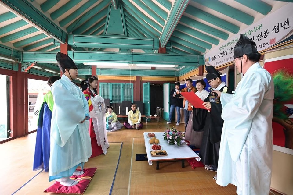 '제53회 성년의 날'을 맞은 19일 오전 10시30분 연천군 연천향교 명륜당에서 전통 성년례 기념행사가 열렸다. (사진=심상금 연천군의원 페이스북)
